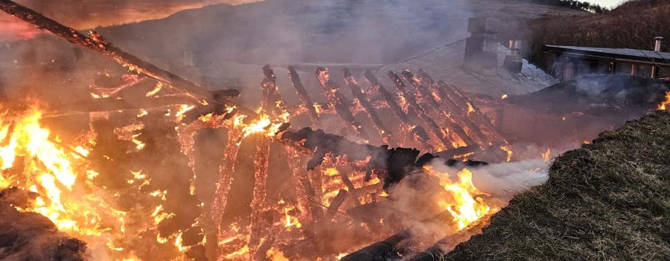 Cadavrul unui copil, găsit în urma incendiului de la pensiunea din Prahova! Prefect: ”A fost identificată o victimă. Este complet carbonizată” 877364