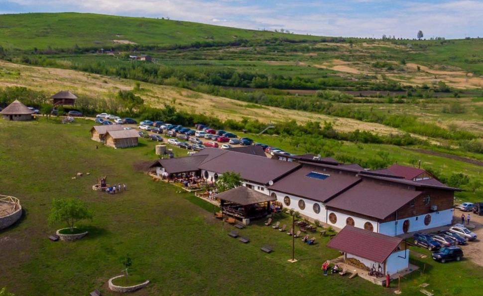 Cât costa o noapte de cazare la Ferma Dacilor (Tohani) şi cum arăta complexul turistic care s-a făcut scrum în a doua zi de Crăciun 877406