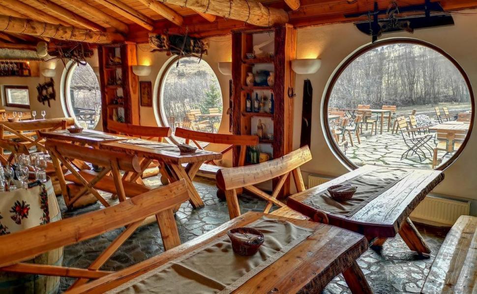 El este patronul pensiunii Ferma Dacilor din Prahova. Cornel Dinicu, unul dintre cei mai cunoscuți interlopi ai anilor 2000 877424