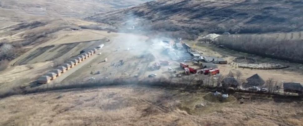 Imagini din dronă cu amploarea dezastrului de la Ferma Dacilor din Tohani, pensiunea mistuită de flăcări în a doua zi de Crăciun 877451