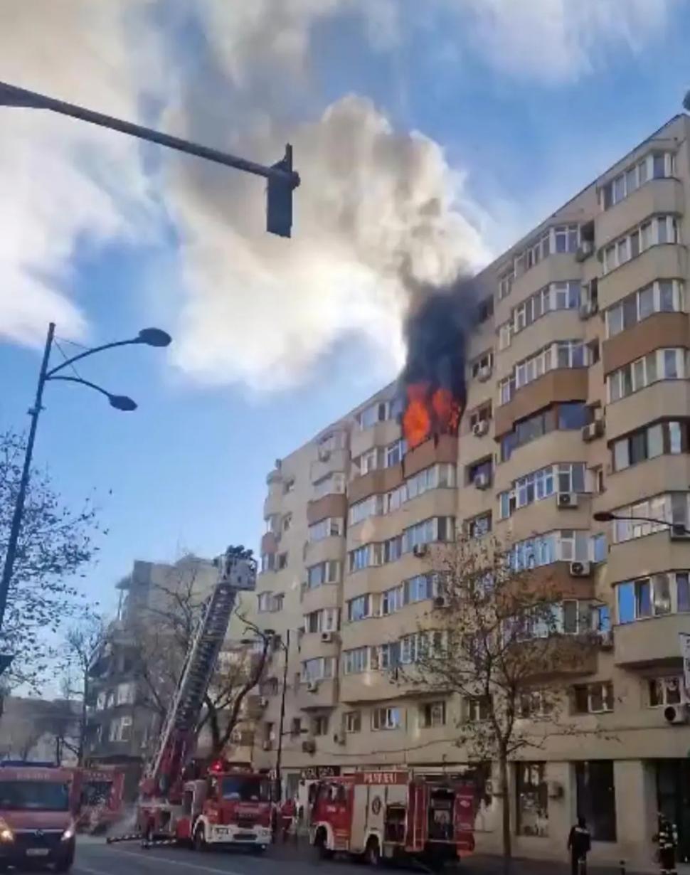 Incendiul puternic de pe Calea Dorobanţi, din București. Pompierii intervin cu mai multe autospeciale 877479