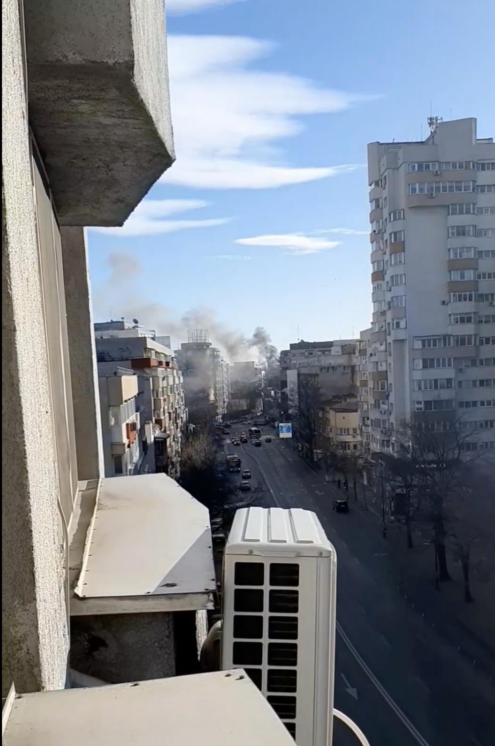 Incendiul puternic de pe Calea Dorobanţi, din București. Pompierii intervin cu mai multe autospeciale 877482