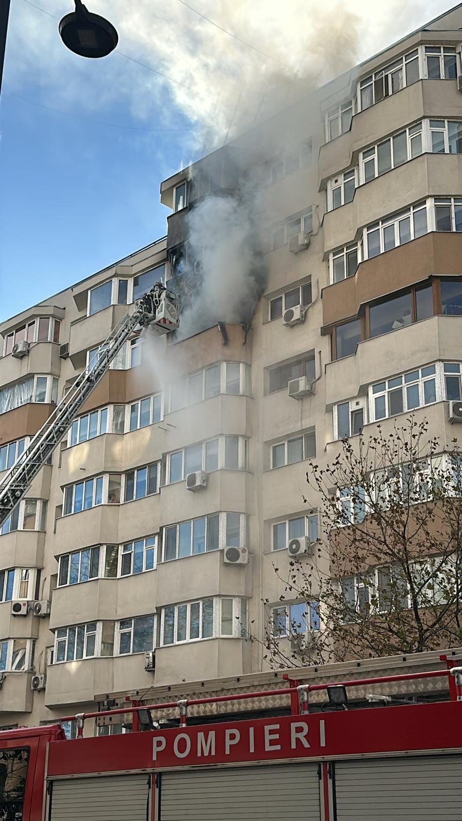 Incendiul puternic de pe Calea Dorobanţi, din București. Pompierii intervin cu mai multe autospeciale 877488
