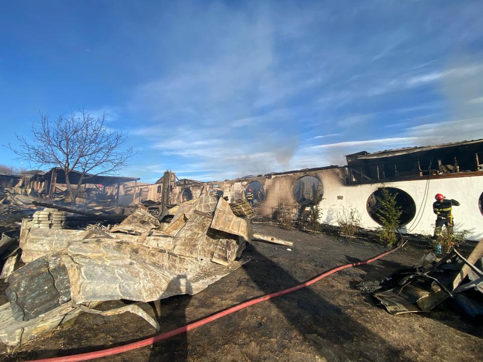 ISU Prahova, despre pensiunea Ferma Dacilor care a ars: ”Nu are autorizație de securitate la incendiu” 877397