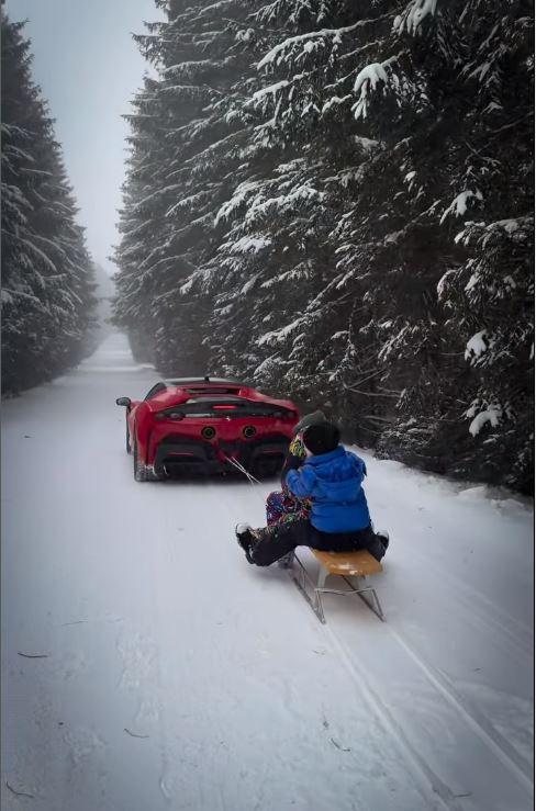 Inconștiență majoră: Un milionar din Cluj s-a filmat în timp ce a tras trei copii cu sania legată de bolidul său 877535