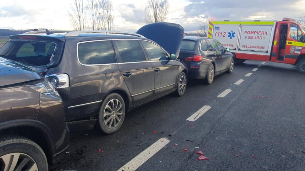 Zece persoane implicate într-un grav accident cu trei mașini pe DN 2, în Suceava. A fost activat Planul Roșu de intervenție 877636