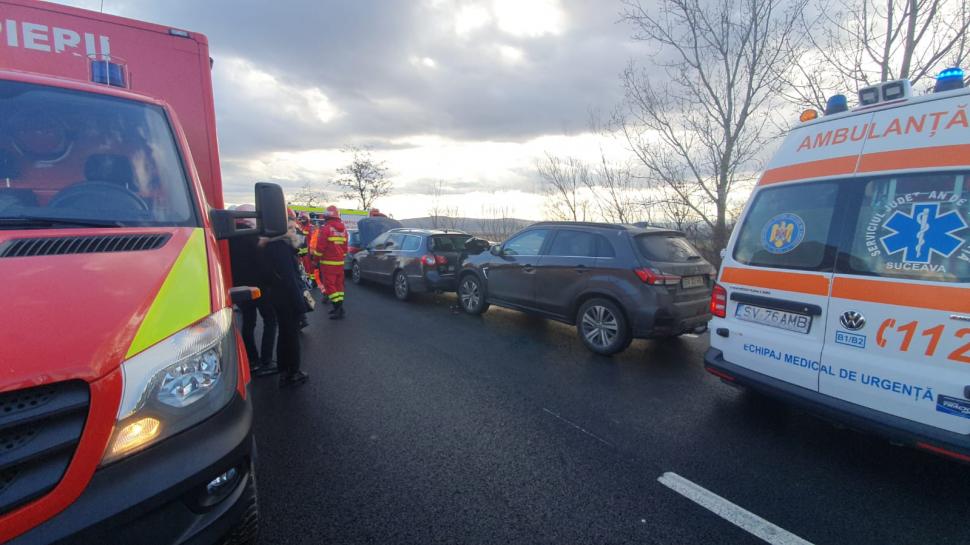 Zece persoane implicate într-un grav accident cu trei mașini pe DN 2, în Suceava. A fost activat Planul Roșu de intervenție 877637