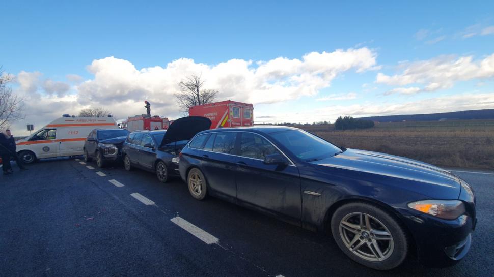 Zece persoane implicate într-un grav accident cu trei mașini pe DN 2, în Suceava. A fost activat Planul Roșu de intervenție 877638