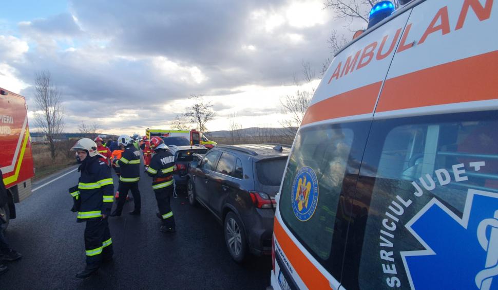 Zece persoane implicate într-un grav accident cu trei mașini pe DN 2, în Suceava. A fost activat Planul Roșu de intervenție 877639