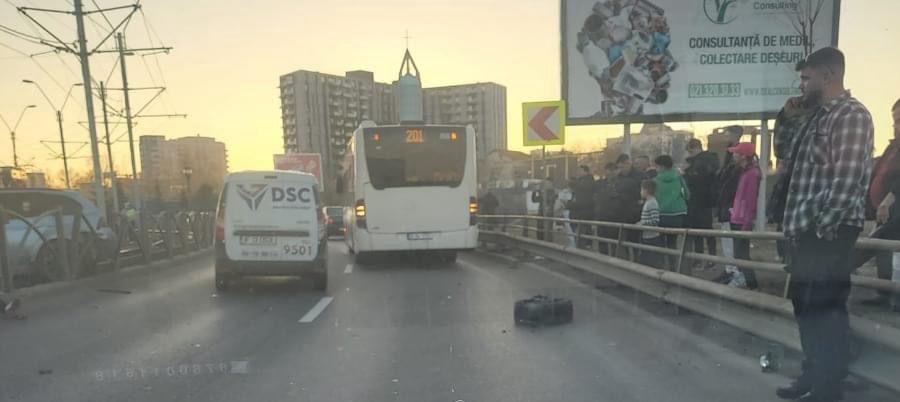 Circulația tramvaielor pe linia 41, reluată după mai bine de trei ore | Haos în traficul din Bucureşti, după un accident cu trei maşini la Podul Ciurel 877747