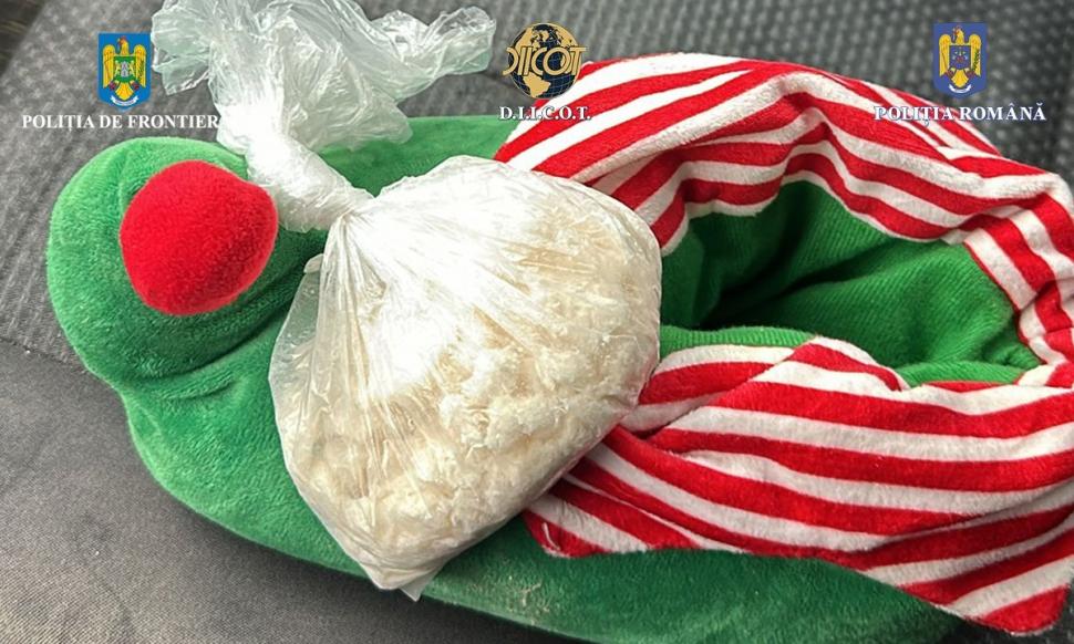 Tânăr de 19 ani, prins cu droguri ascunse într-o pereche de papuci de casă, la controlul de frontieră  877613