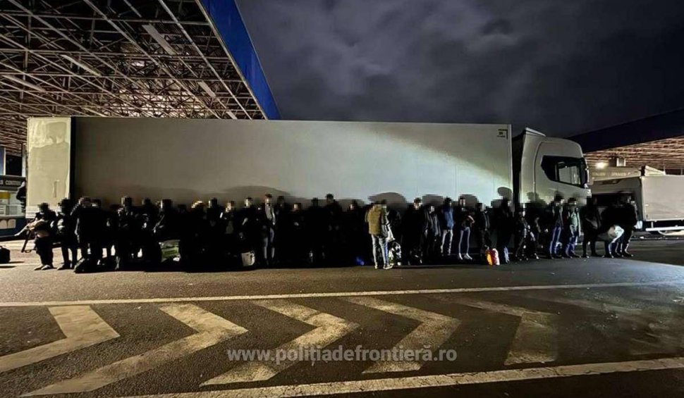 50 de migranți, prinși în TIR-uri cu băuturi alcoolice și produse alimentare, în timp ce încercau să iasă ilegal din România pe la vama Nădlac II 