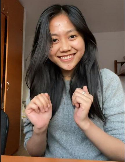 ”Iubesc România”. Maria, o studentă din Indonezia la Iași, a impresionat internetul: cântă colinde în limba română și promovează sistemul educațional  877734