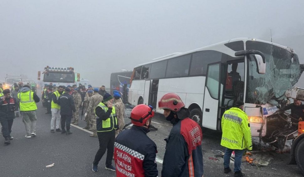 Accident în lanț produs din cauza ceții, în Turcia. 11 oameni au murit și alți 50 au fost răniți