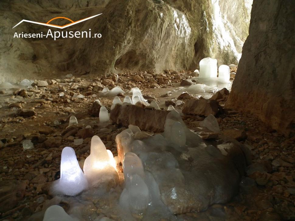Fenomenul spectaculos care se formează în decembrie într-o peșteră din Munții Apuseni 877965