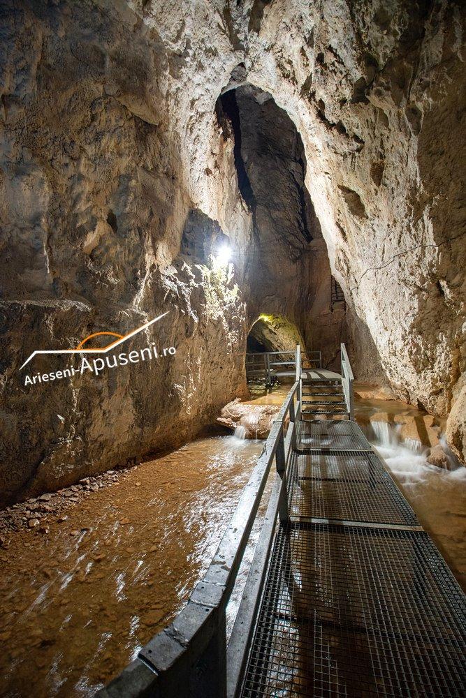 Fenomenul spectaculos care se formează în decembrie într-o peșteră din Munții Apuseni 877967