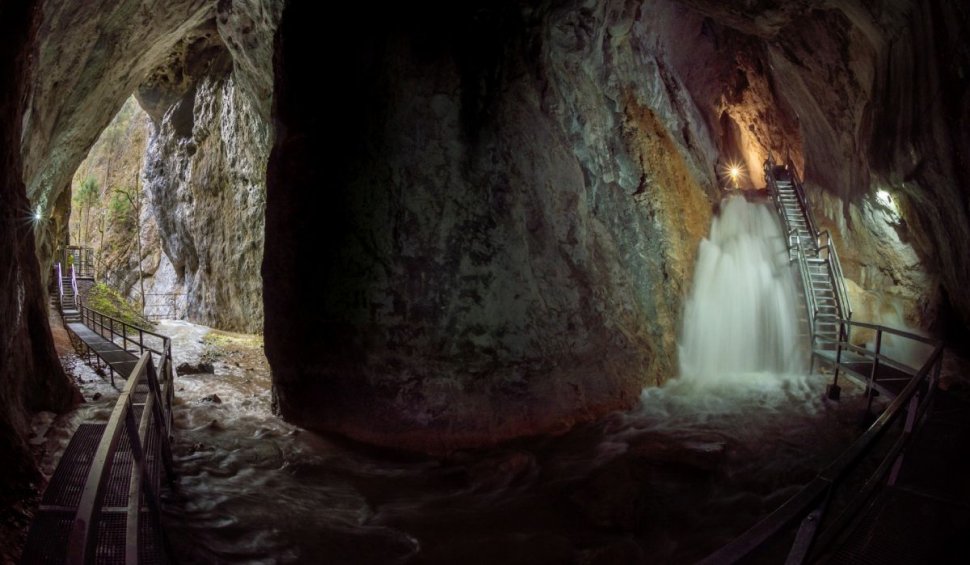 Fenomenul spectaculos care se formează în decembrie într-o peșteră din Munții Apuseni