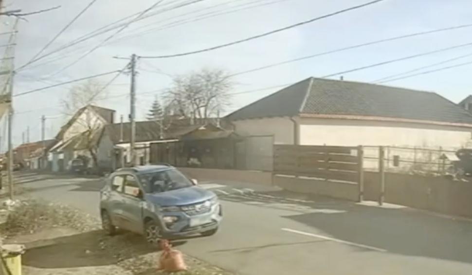 Copil de 7 ani, surprins de camerele de supraveghere în timp ce conducea mașina părinților. Tatăl său, cu permisul suspendat, l-a rugat să parcheze autoturismul 878037