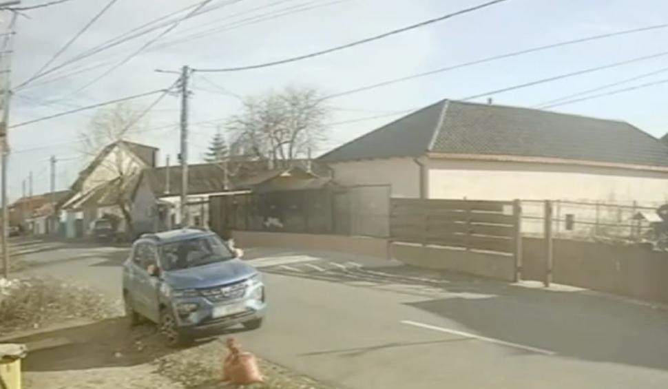 Copil de 7 ani, surprins de camerele de supraveghere în timp ce conducea mașina părinților. Tatăl său, cu permisul suspendat, l-a rugat să parcheze autoturismul 878038