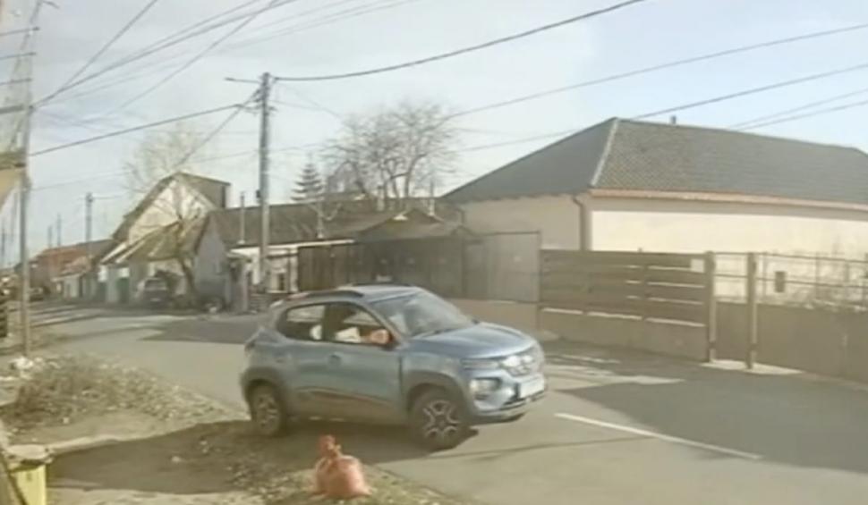 Copil de 7 ani, surprins de camerele de supraveghere în timp ce conducea mașina părinților. Tatăl său, cu permisul suspendat, l-a rugat să parcheze autoturismul 878039