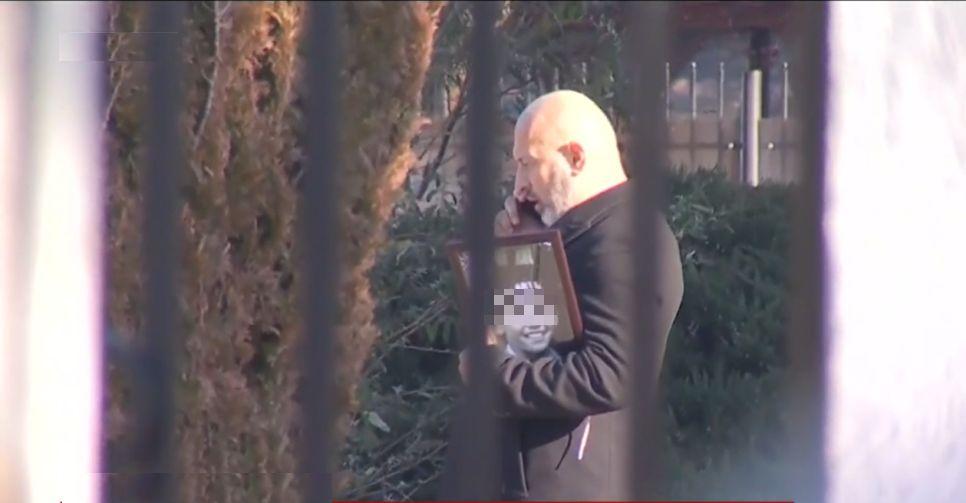 Primele imagini cu patronul de la Ferma Dacilor, care ţine în braţe un tablou cu fiul său, pe care l-a pierdut în incendiul de la pensiune 878140