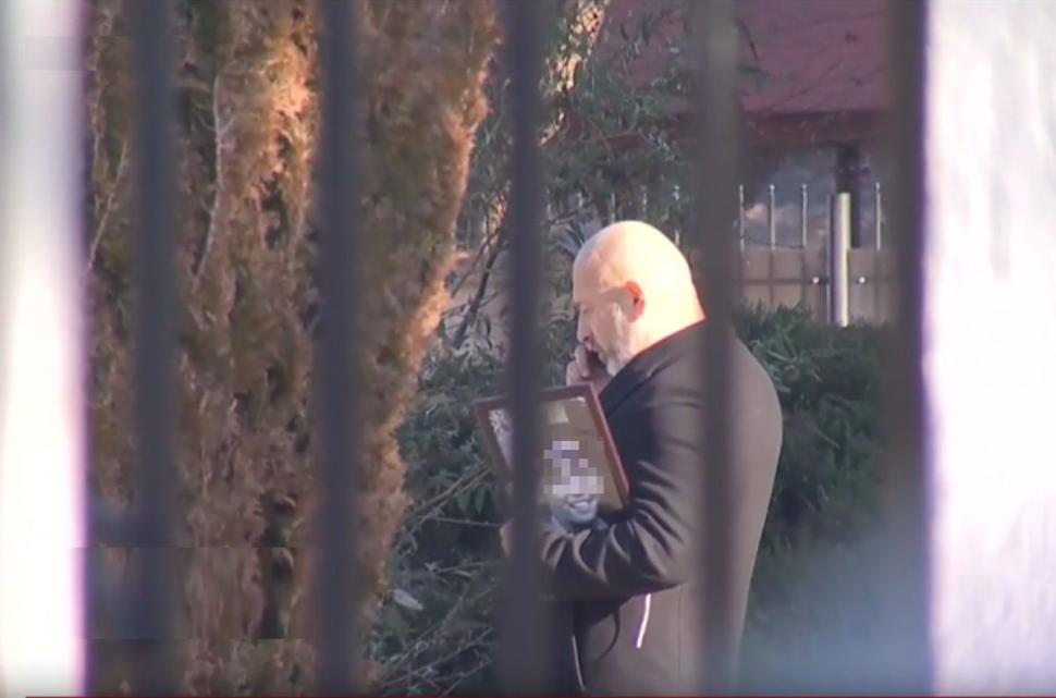 Primele imagini cu patronul de la Ferma Dacilor, care ţine în braţe un tablou cu fiul său, pe care l-a pierdut în incendiul de la pensiune 878141