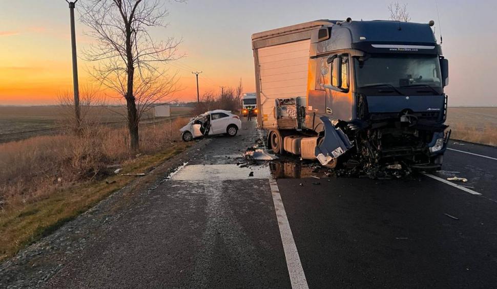 Trei persoane au murit și alte patru au fost rănite, în urma unui grav accident rutier produs pe DN2, județul Ialomița. Traficul este blocat 878033