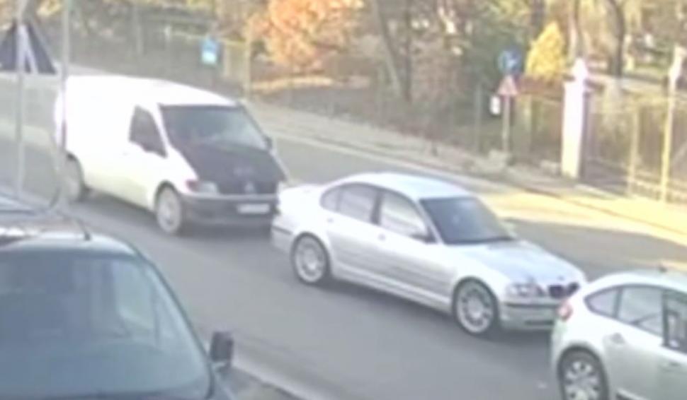 Bărbat lovit intenționat cu maşina și târât pe trotuar, în Slatina. Atacul, filmat de o cameră de supraveghere 878321