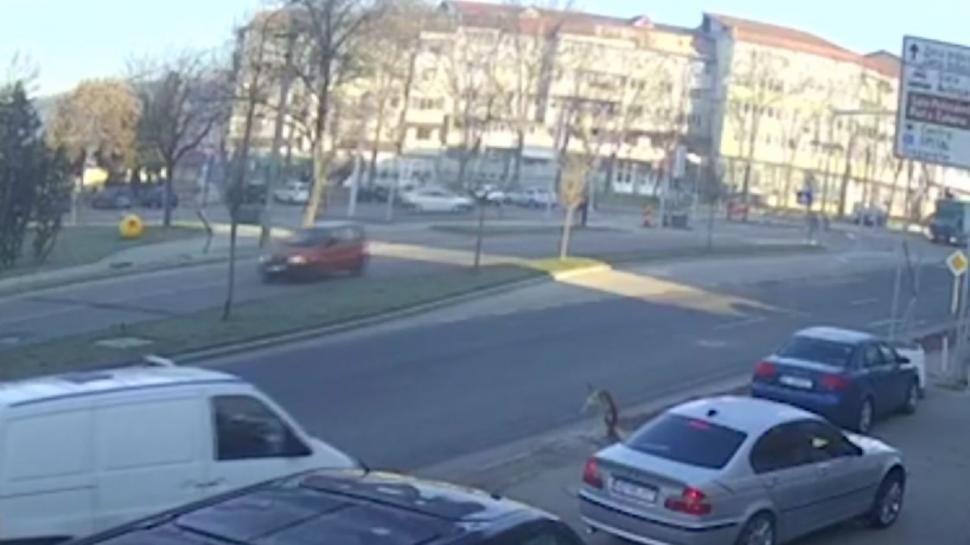 Bărbat lovit intenționat cu maşina și târât pe trotuar, în Slatina. Atacul, filmat de o cameră de supraveghere 878322