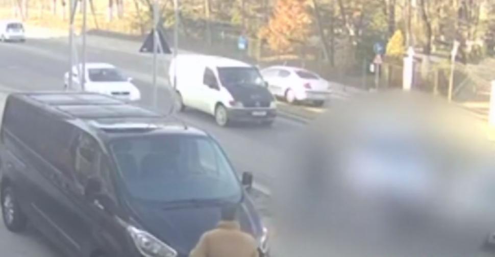 Bărbat lovit intenționat cu maşina și târât pe trotuar, în Slatina. Atacul, filmat de o cameră de supraveghere 878324