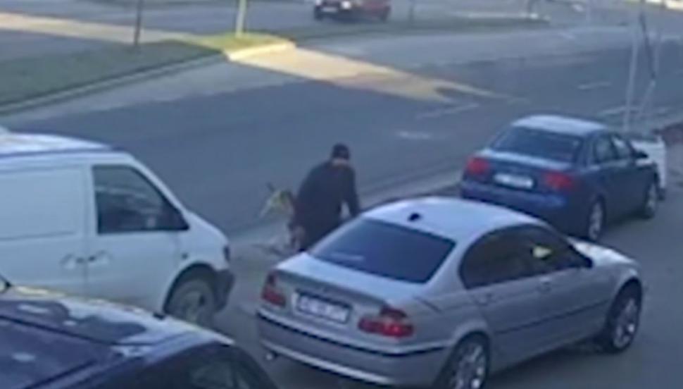 Bărbat lovit intenționat cu maşina și târât pe trotuar, în Slatina. Atacul, filmat de o cameră de supraveghere 878325