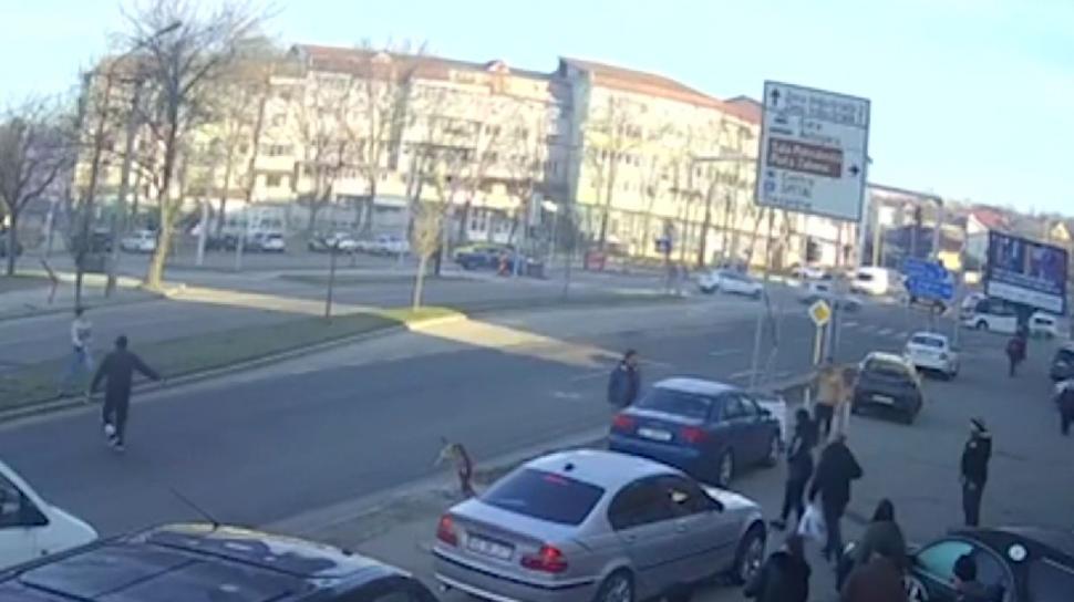 Bărbat lovit intenționat cu maşina și târât pe trotuar, în Slatina. Atacul, filmat de o cameră de supraveghere 878326