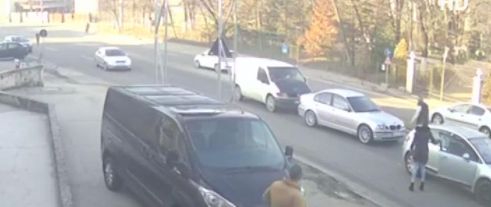 Bărbat lovit intenționat cu maşina și târât pe trotuar, în Slatina. Atacul, filmat de o cameră de supraveghere 878327
