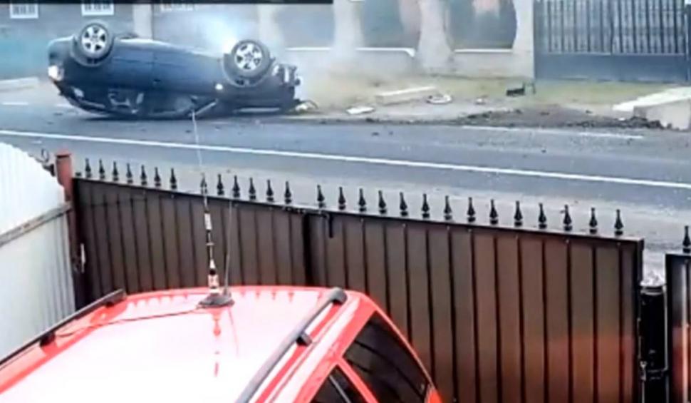 Momentul în care o mașină lovește un pod de beton și zboară câțiva metri în aer, în Crăciunești, județul Maramureș 878416