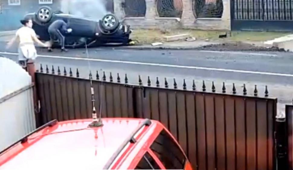 Momentul în care o mașină lovește un pod de beton și zboară câțiva metri în aer, în Crăciunești, județul Maramureș 878417