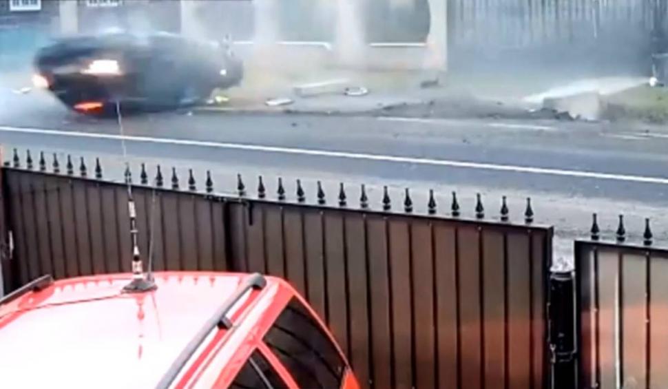 Momentul în care o mașină lovește un pod de beton și zboară câțiva metri în aer, în Crăciunești, județul Maramureș 878418