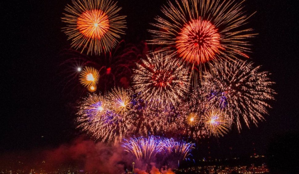 Focuri de artificii impresionante în România, de Revelion. Imagini cu spectacolul de pe cer, în marile orașe din țară
