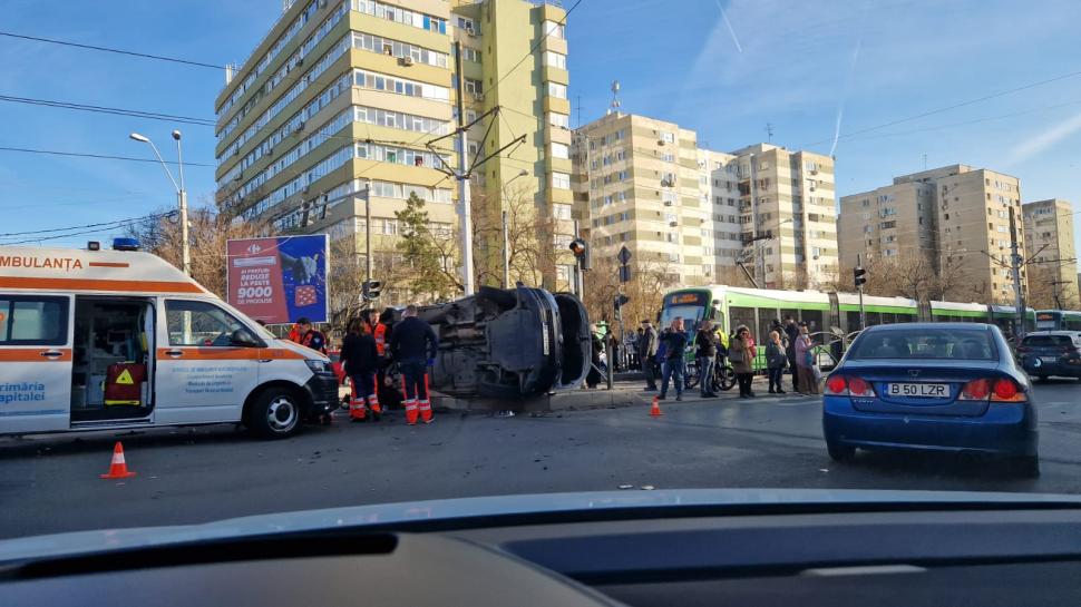 Accident între o ambulanță și două mașini, lângă Mall Plazza, în București! Autospeciala a fost răsturnată pe șosea 878694