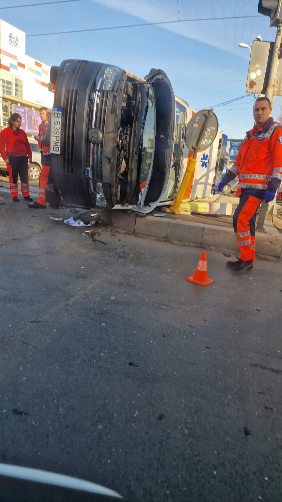 Accident între o ambulanță și două mașini, lângă Mall Plazza, în București! Autospeciala a fost răsturnată pe șosea 878695