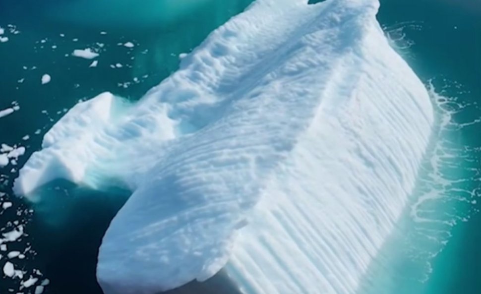 Fenomen rar surprins în apele Groenlandei. Un ghețar a fost filmat când se "răstoarnă" 
