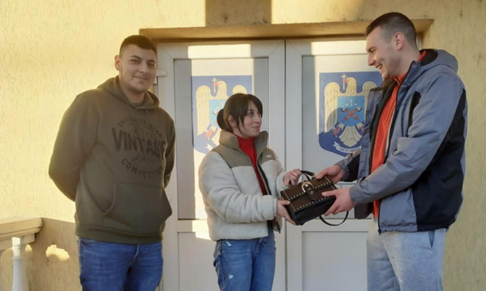 "Ce aș face dacă aș găsi o geantă cu bani?". Un taximetrist din Harghita a găsit pe bancheta maşinii o geantă plină cu bani 878643