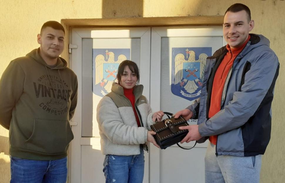 "Ce aș face dacă aș găsi o geantă cu bani?". Un taximetrist din Harghita a găsit pe bancheta maşinii o geantă plină cu bani 878644