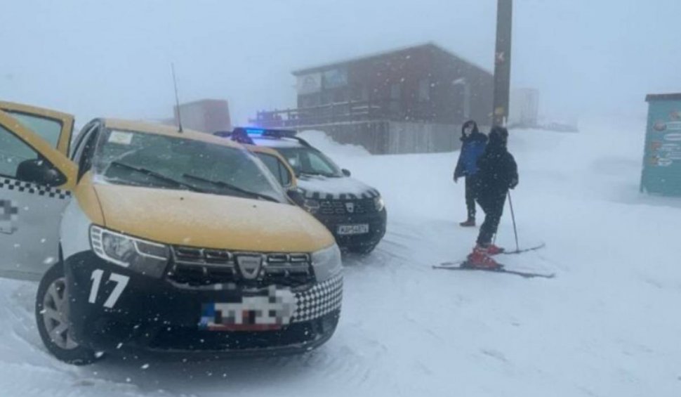 Un șofer de taxi a urcat cu mașina pe pârtia de schi, pentru a primi mai mulți bani de la client, dar a avut parte de o surpriză neplăcută