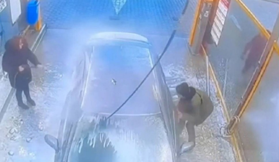 Metodă nouă de tâlhărie în România! O femeie a fost jefuită când își spăla mașina, după ce un hoț a profitat de neatenția ei, la Iași