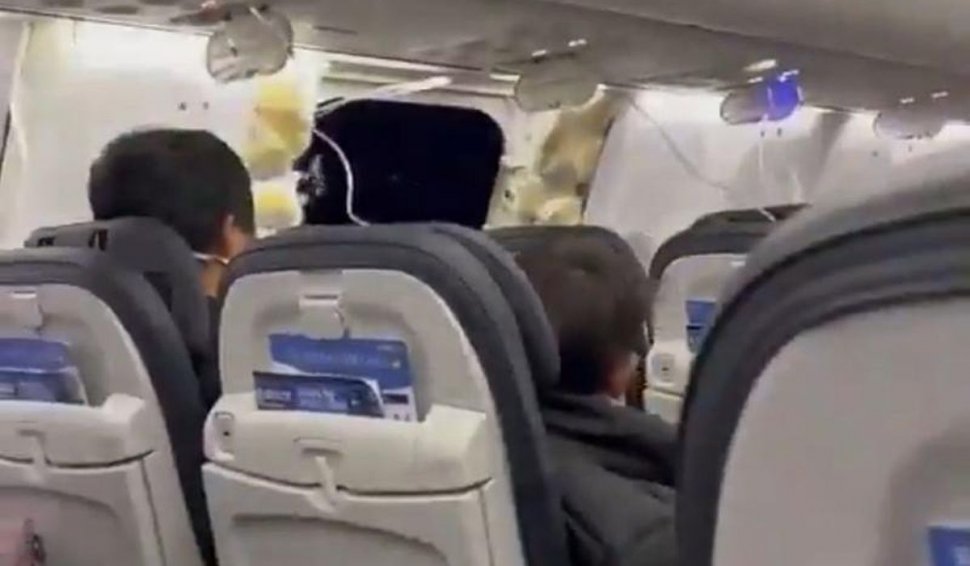 Panică, după ce uşa unui avion plin cu 177 de oameni s-a desprins de pe fuzelaj în timpul zborului