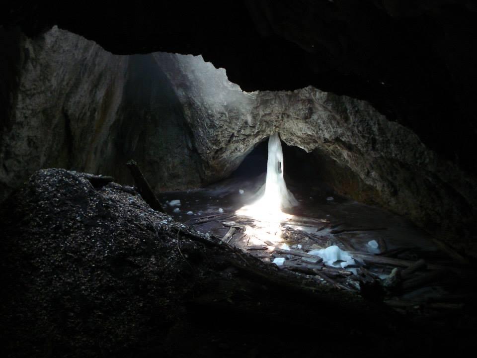 Ghețarul din România care "arde" în lumina soarelui. Misteriosul Foc Viu din Munții Apuseni  879365