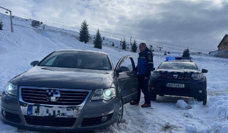 Turist rămas blocat în zăpadă, după ce a intrat cu mașina pe pârtie, în Caraș-Severin. Explicația dată jandarmilor montani 