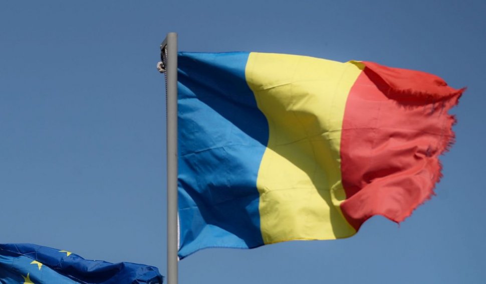 Amenzi uriașe pentru cei care modifică drapelul României. Președintele Iohannis a promulgat legea
