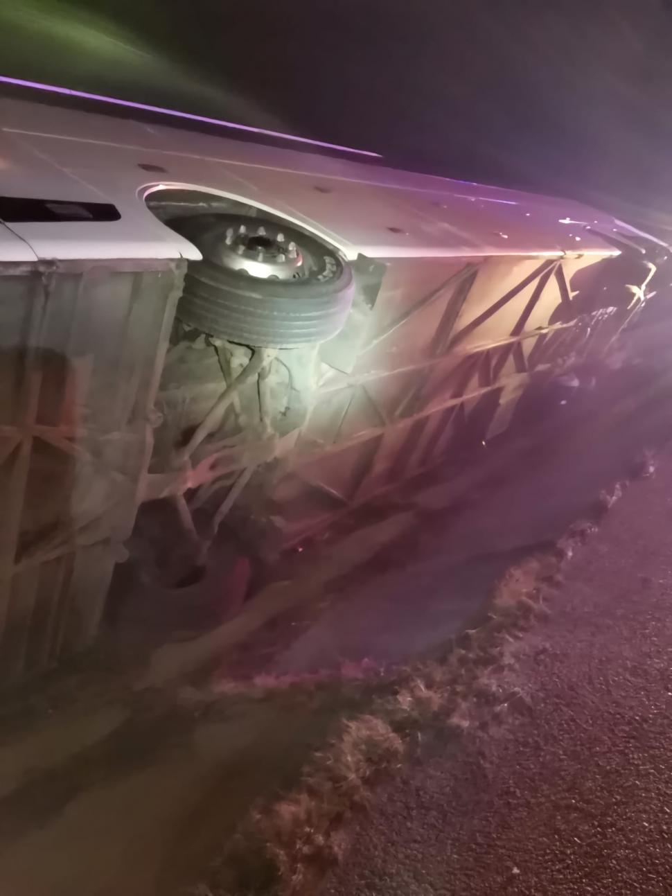 Un autocar a căzut într-un șanț pe marginea DN5, în Giurgiu. Șoferul și pasagerii au rămas blocați 879544