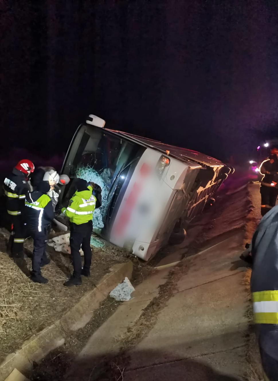 Un autocar a căzut într-un șanț pe marginea DN5, în Giurgiu. Șoferul și pasagerii au rămas blocați 879545